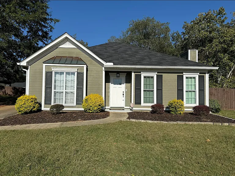 108 E Stonehaven Cir — Photo 1