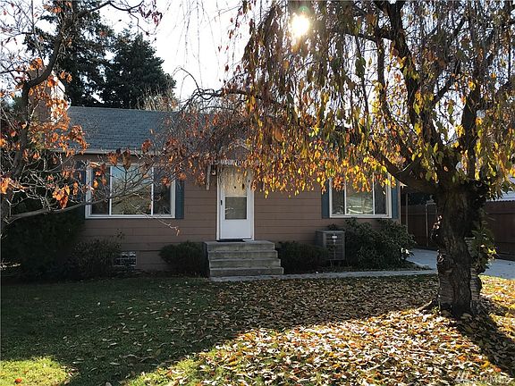 Nice autumn colors in the front yard