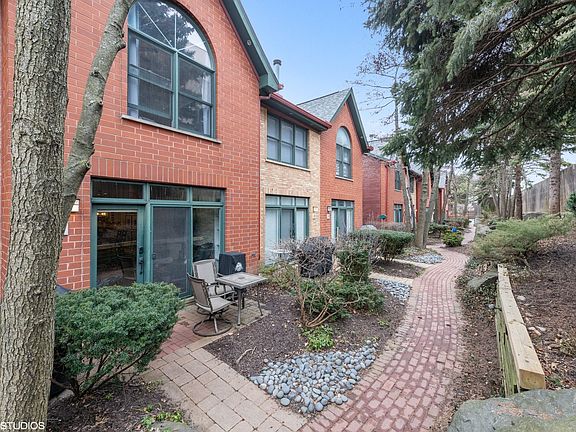 2nd image of 1801 W Diversey Pkwy Unit 1