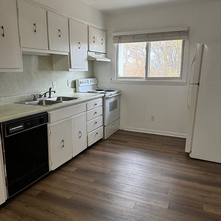 1st image of 128 Whispering Oaks Ln #9