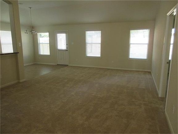 5th image of 10 Shady Oak Ln