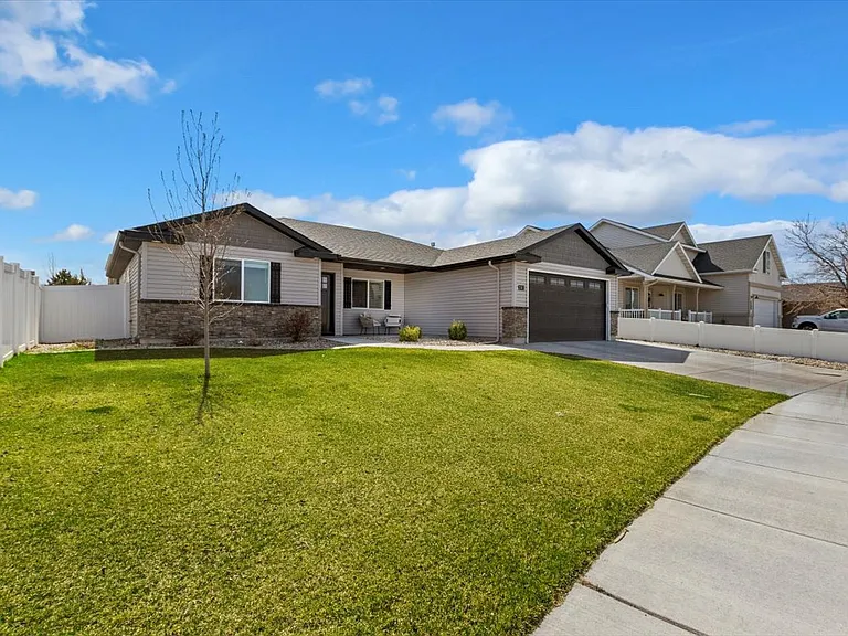 282 Joellen Dr — Photo 1