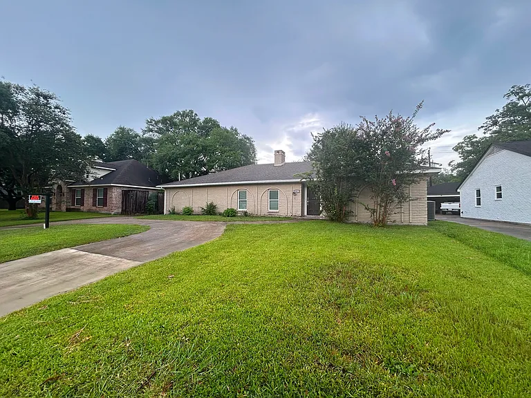11007 Hillcroft Ave — Photo 4