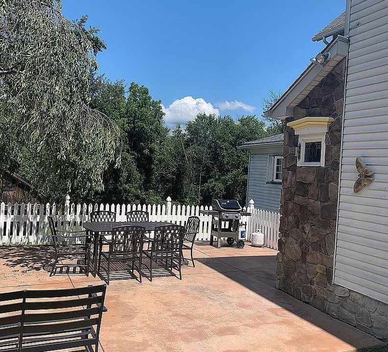 2nd image of 90 Brunswick Ave