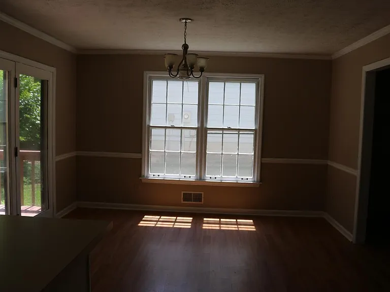 2130 Crescentview Dr — Photo 12