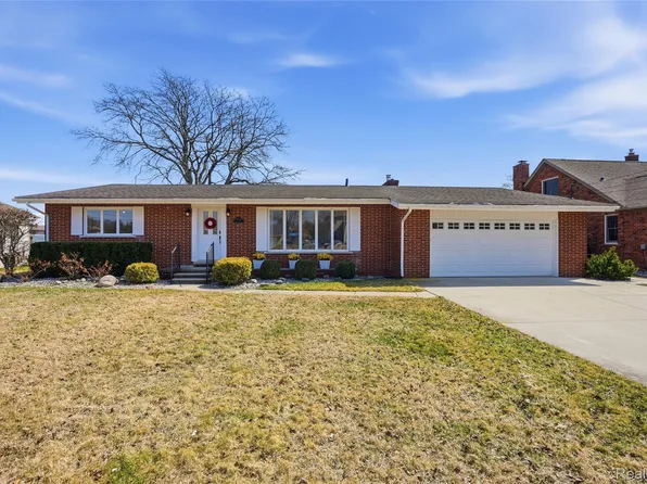 49750 Nautical Dr, Chesterfield, MI 48047