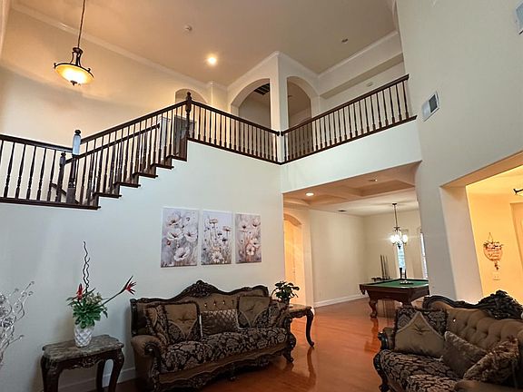 4th image of 205 Hawkcrest Cir