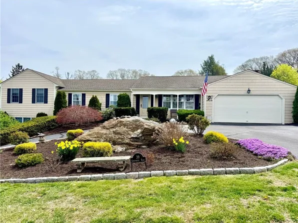 39 Greenbriar Rd, West Warwick, RI 02893