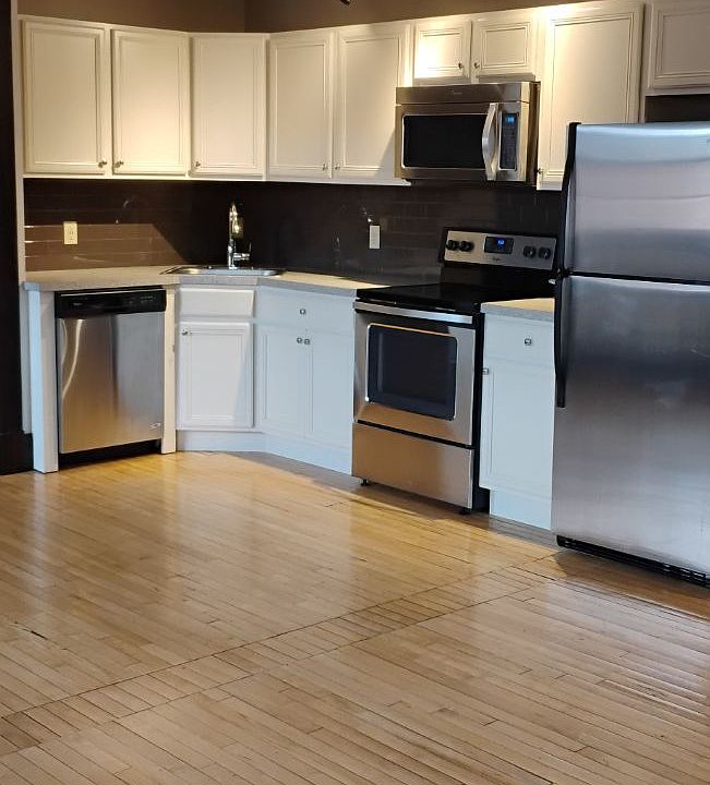 Open concept kitchen, lots of cabinet space, nice appliances lots of light,