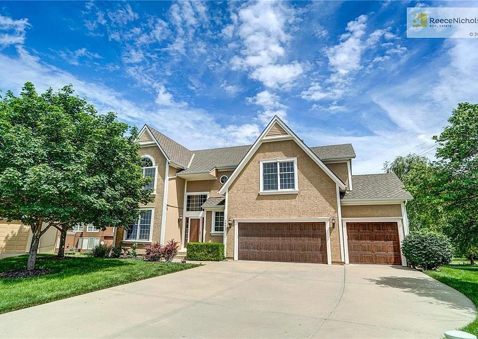 Blue Valley home on Cul-de-Sac Lot