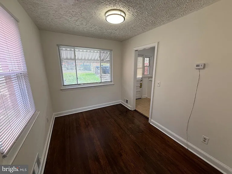 374 Chaplin St SE — Photo 16
