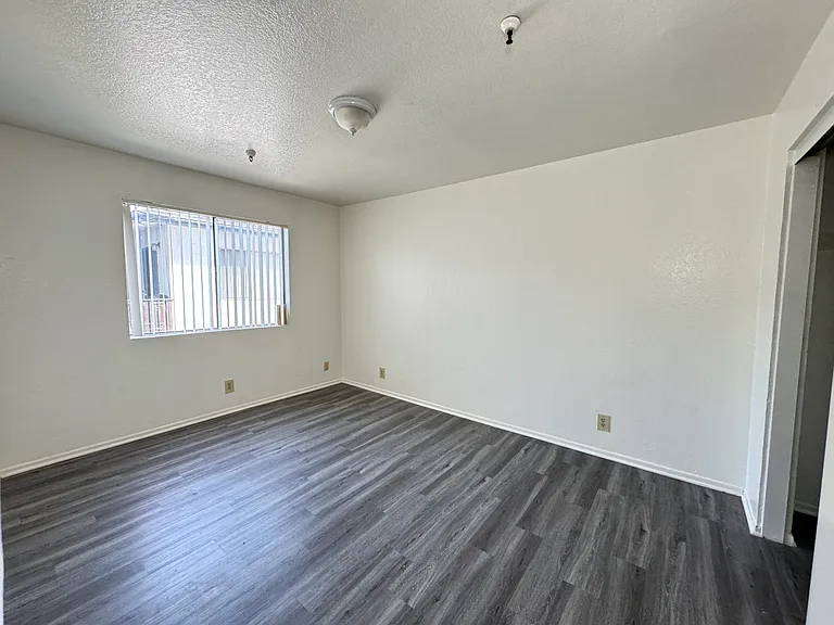 12617 Kornblum Ave — Photo 16