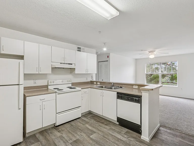 Weston Oaks Apartments — Photo 12