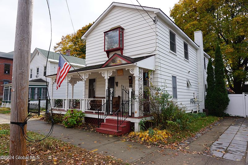 4th image of 52 York Avenue