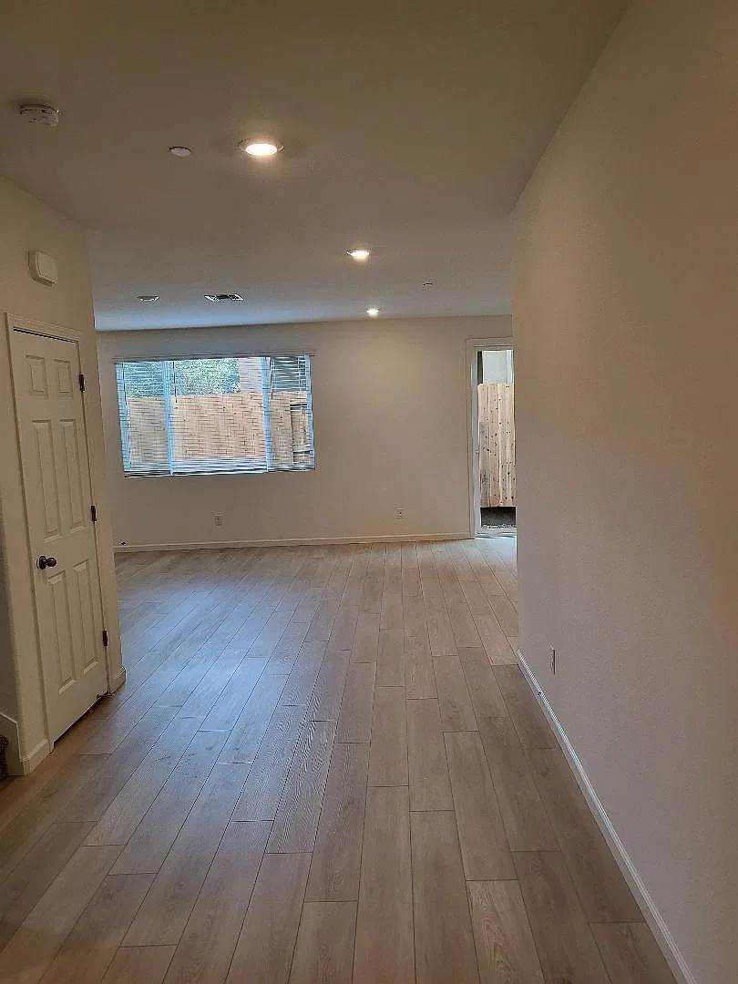5 bed, 2551 sqft, $3,800 — Photo 3