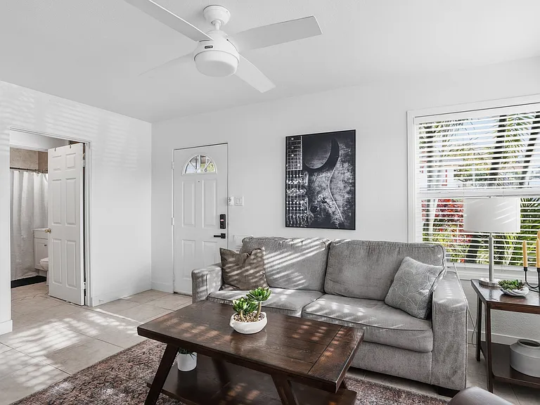 2606 Juan St — Photo 2