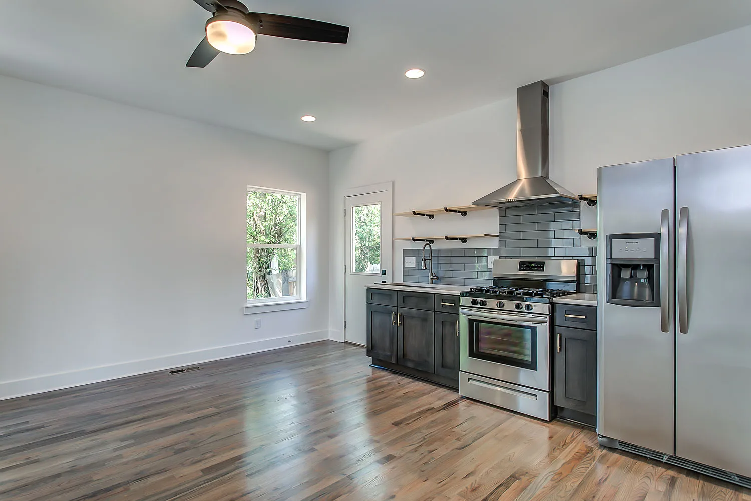 1212 Avondale Cir — Photo 2