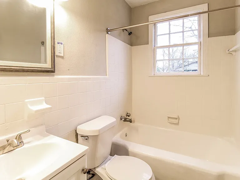 1434062_025_main_bathroom_13601272.jpg