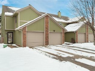 225 SW Pinetree Ln, Lees Summit, MO 64063