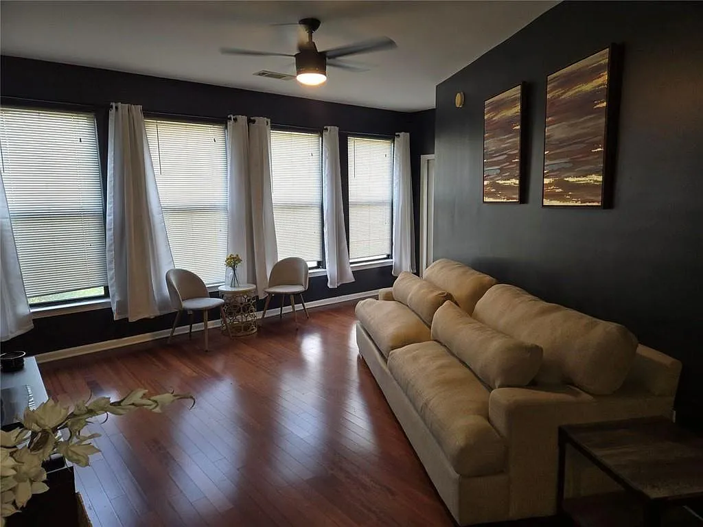 2 bed, 2.0 bath, 1208 sqft, $1,900 — Photo 4
