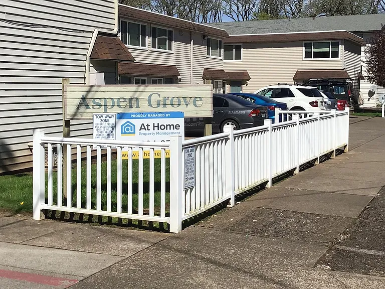 840 SW Grove St — Photo 1