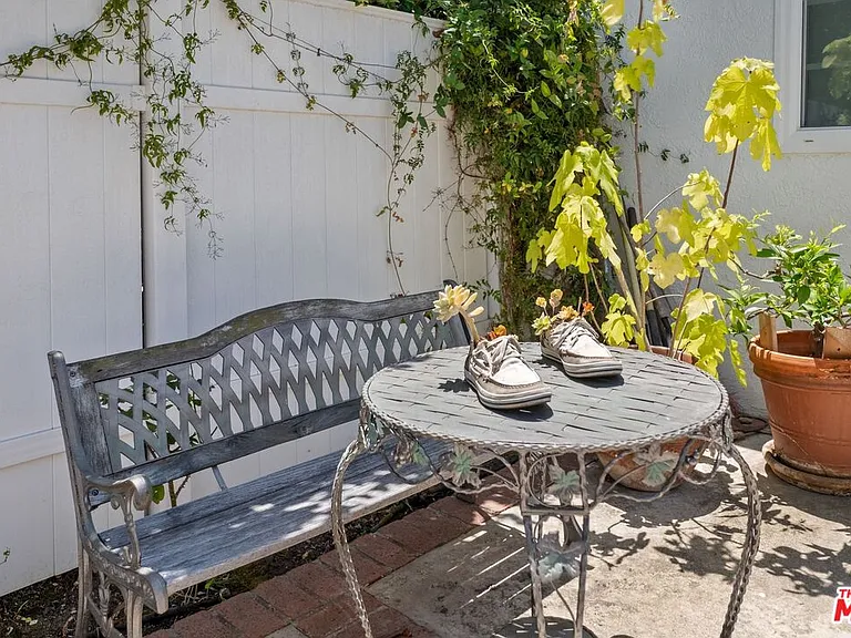 471 S Clark Dr — Photo 30