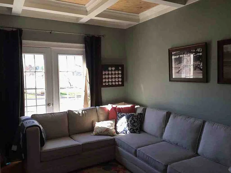 947 Canterbury Dr — Photo 7