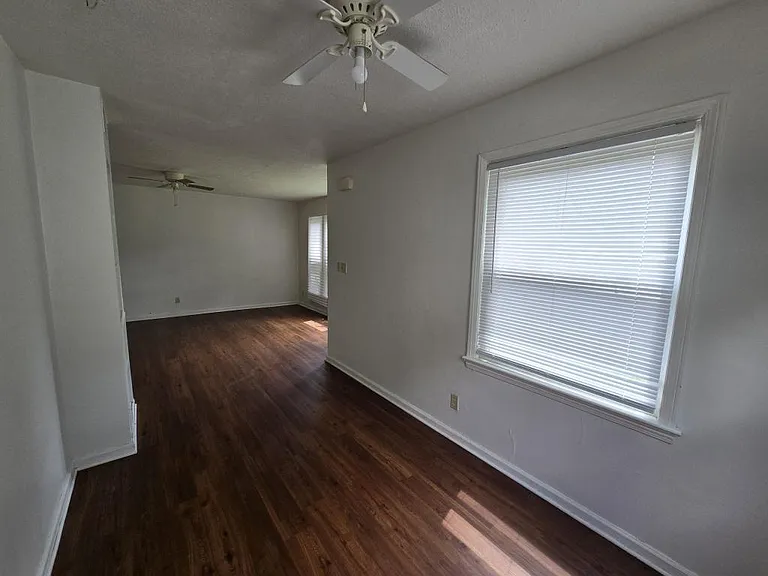 2553 Greenvale Rd — Photo 2
