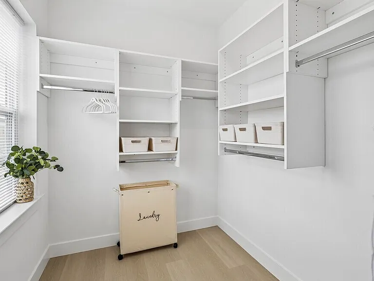 Crest + Den - 2BR, 2BA - 1,520SF-Walk in Closet