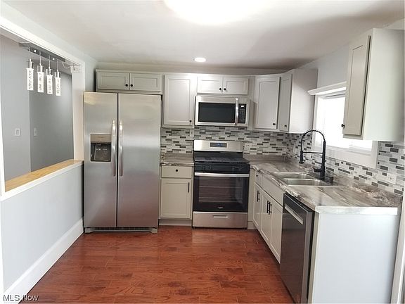 2nd image of 3747 Ravenwood Dr SE