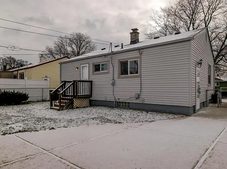 28458 Rosslyn Ave — Photo 2