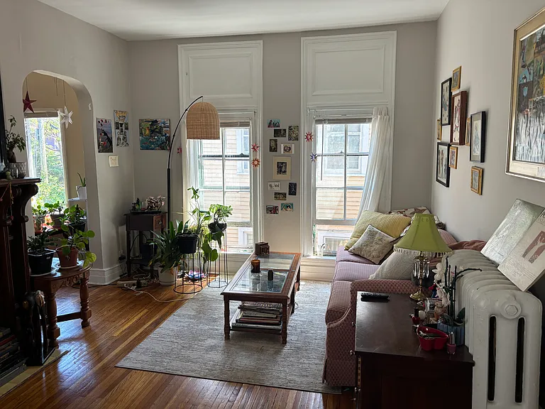 149 College St — Photo 1