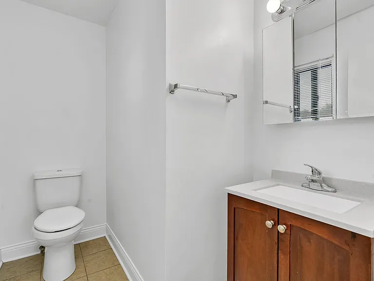 Lakeside Village Apartments — Photo 41