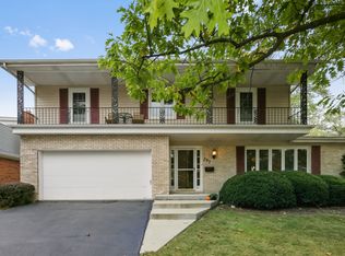 293 Columbine Dr, Clarendon Hills, IL 60514