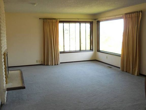 livingroom w/ fireplace