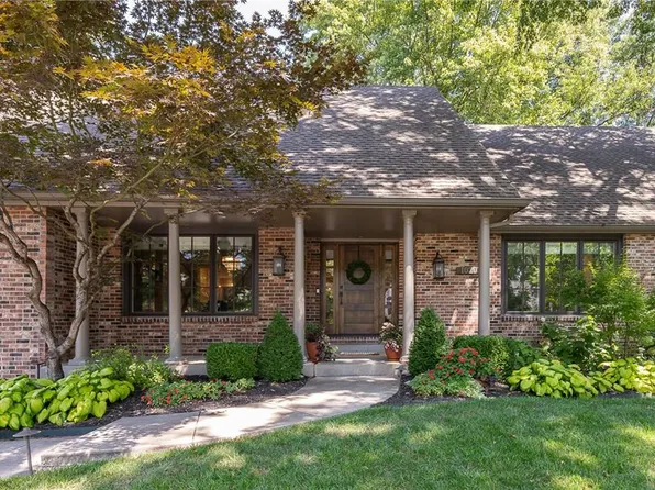 10203 Howe Ln, Leawood, KS 66206