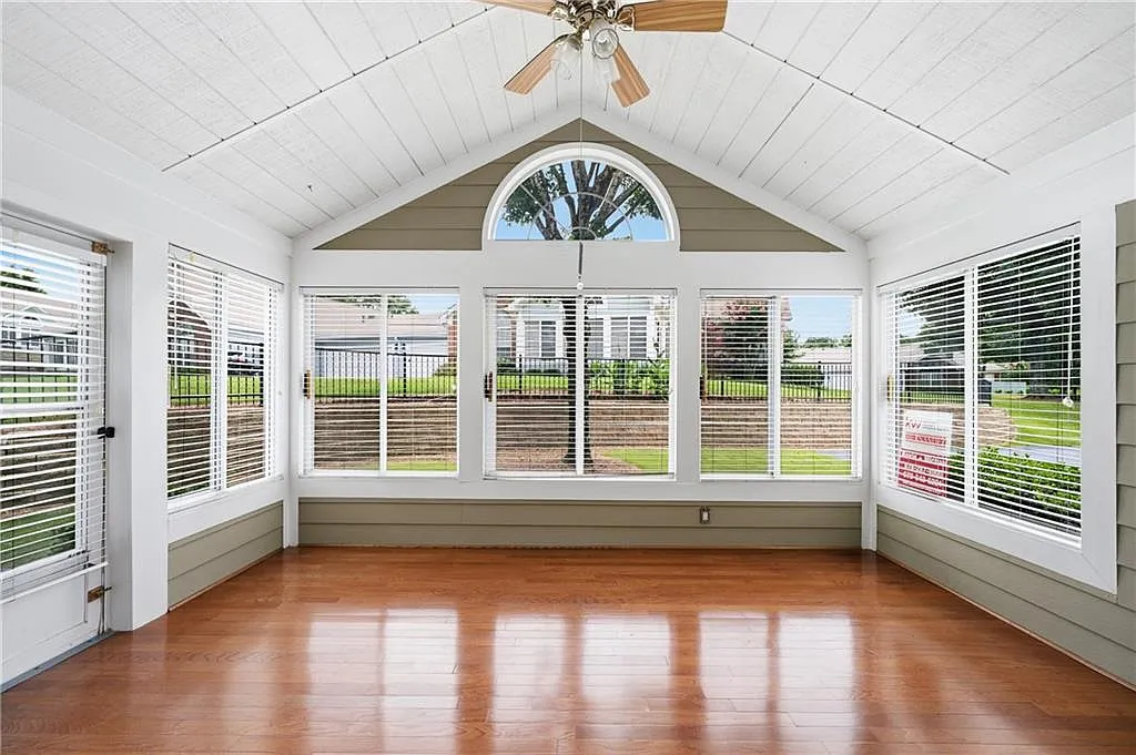 2 bed, 2.0 bath, 1350 sqft, $2,500 — Photo 4