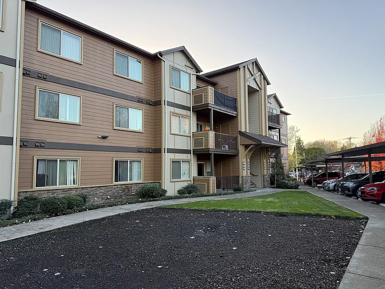 Sierra Point Apartments — Photo 26