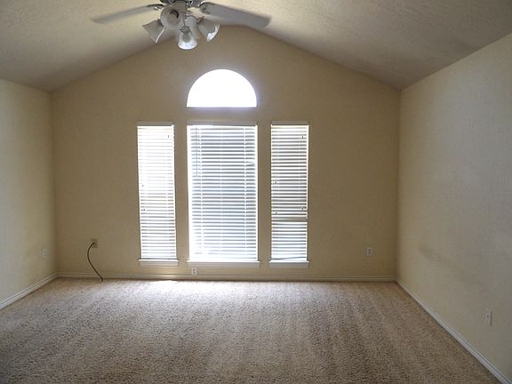 4th image of 405 SE Lancelot Ln