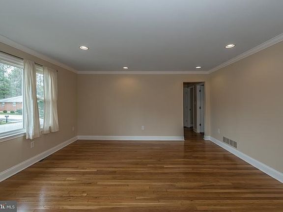 5th image of 1819 Walter Dr