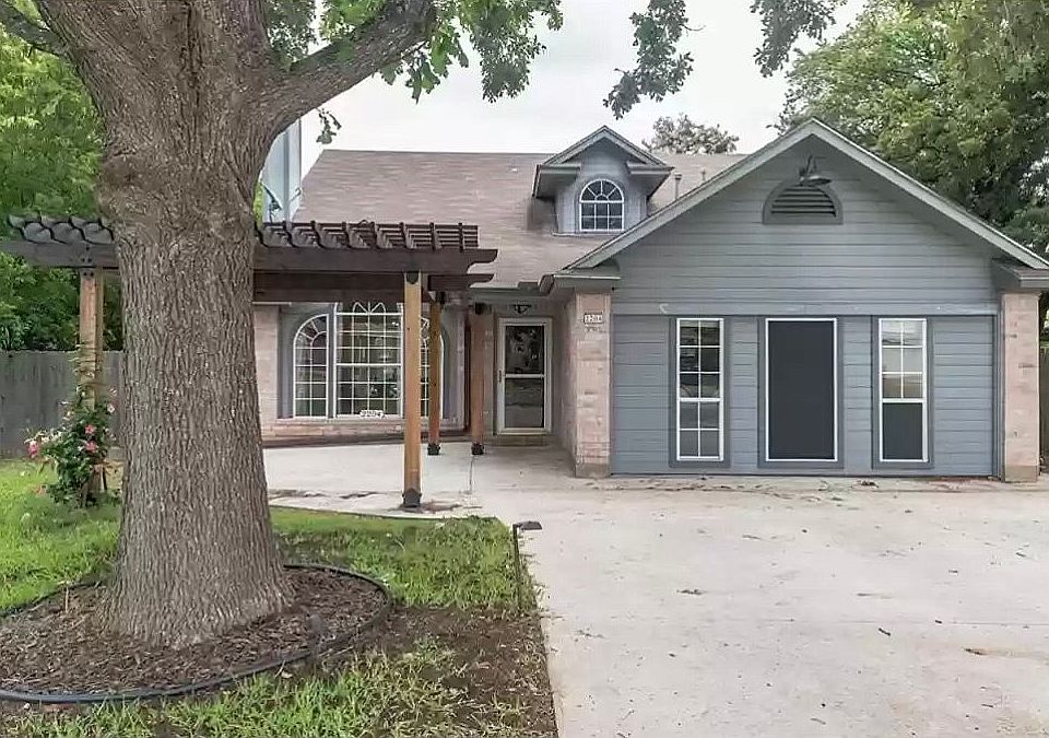 1st image of 2204 Clover Ln