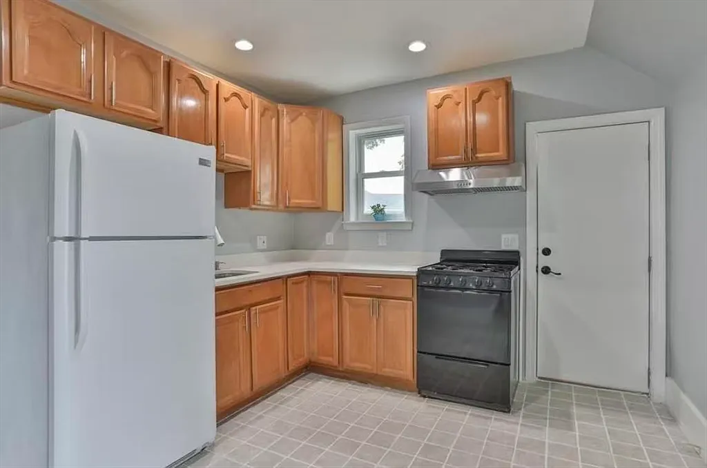 2 bed, 2.0 bath, 902 sqft, $2,500 — Photo 2