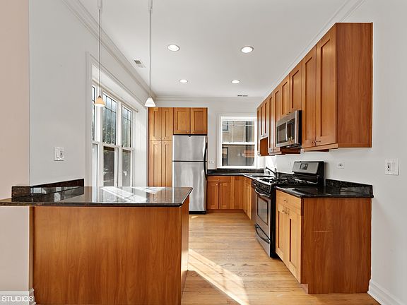 3rd image of 1426 W Lunt Ave APT 1S