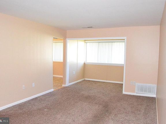 5th image of 100 Royal Oak Dr APT J