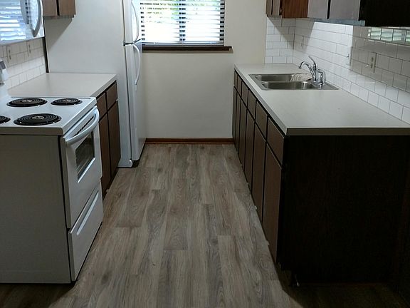 2nd image of 490 W 30th St