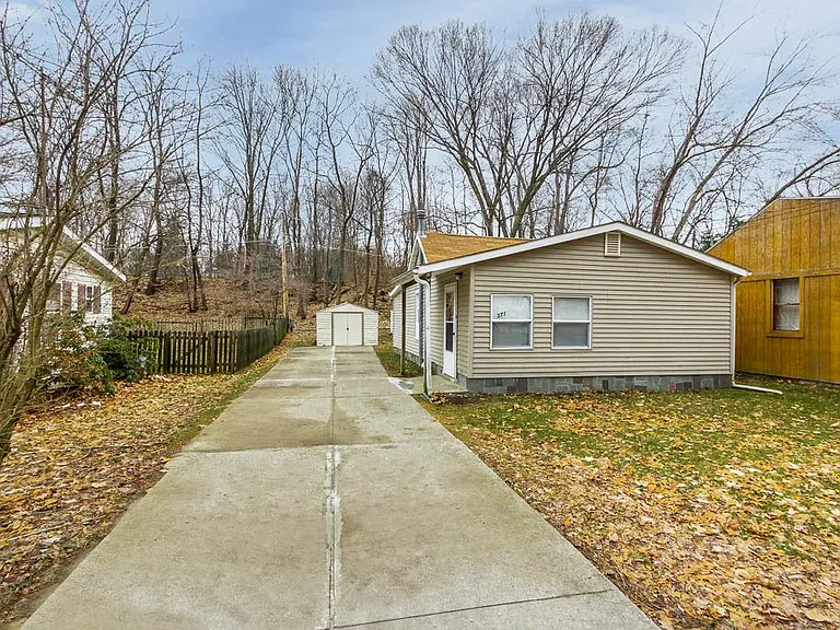 371 E Pace Ave — Photo 2