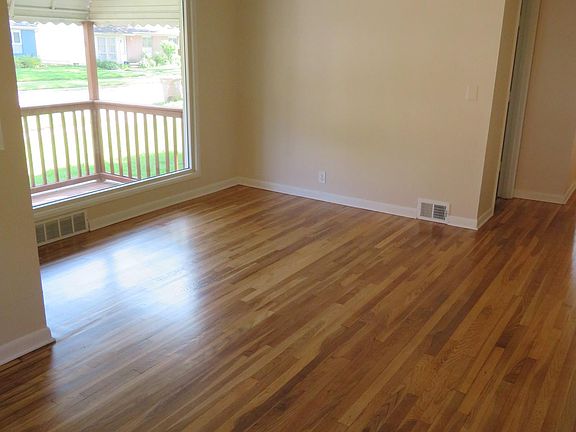5th image of 33 E Newport Ave