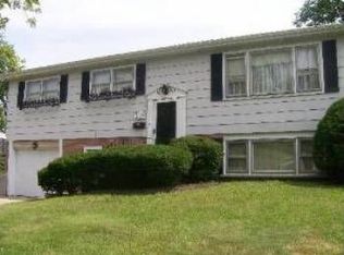 9009 Forest Ln E, Hickory Hills, IL 60457