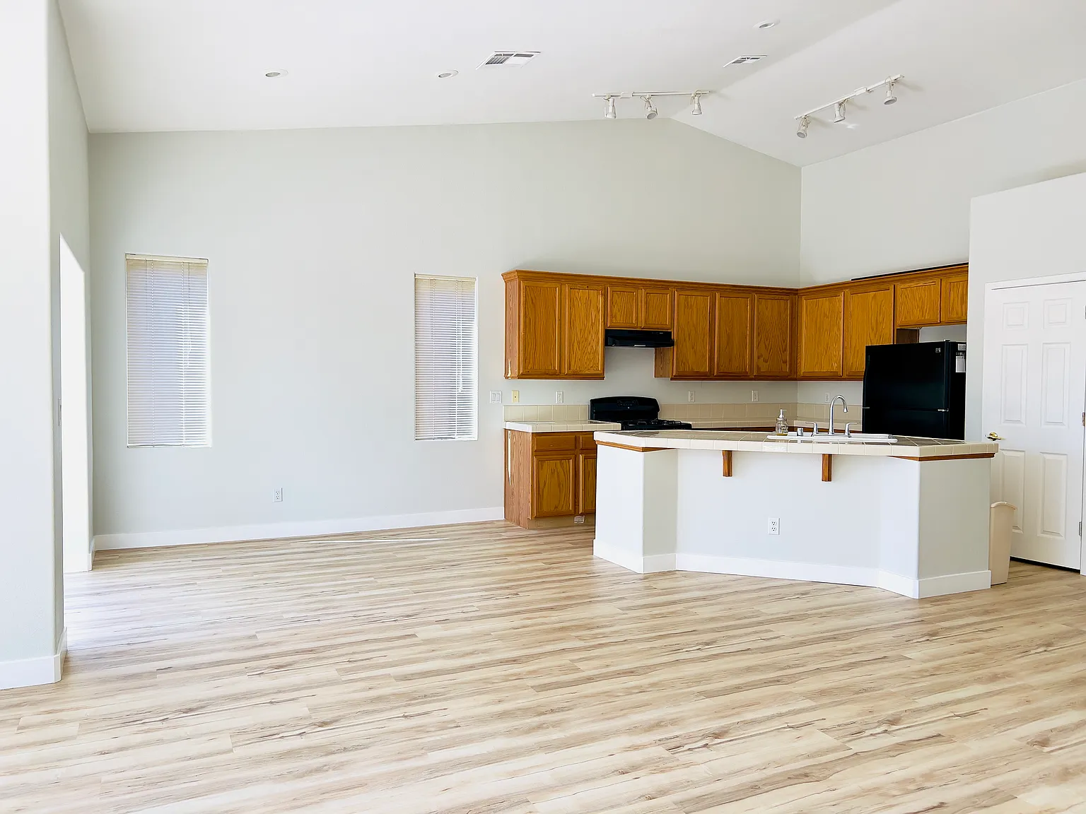 3 bed, 1689 sqft, $2,375 — Photo 2