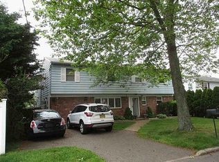 33 Fleetwood Ave, Melville, NY 11747